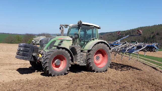 Unser “Neuer”, ein Fendt 724 Vario, zuverlässig bei der Arbeit und professionell beim Foto-Shooting. Was will man mehr?