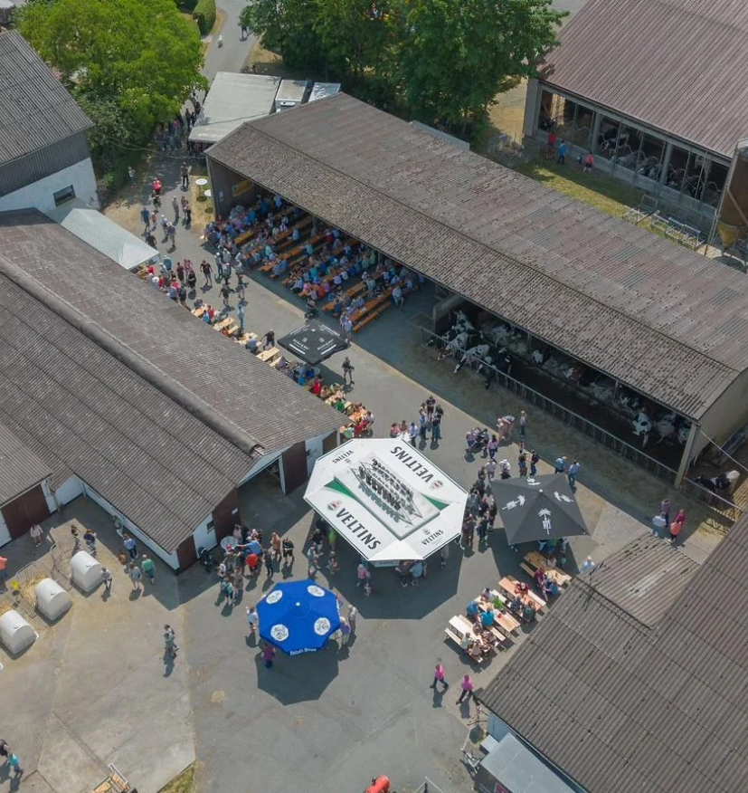 Hoftag auf dem Elkenhof in Weinbach – Luftaufnahme mit Besuchern