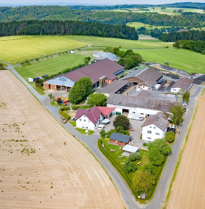 Elkenhof Weinbach – Luftaufnahme des Milchhofs der Familie Hölz
