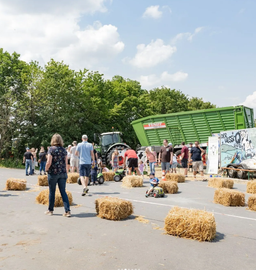 Hoftag auf dem Elkenhof in Weinbach – Familie Hölz mit Besuchern